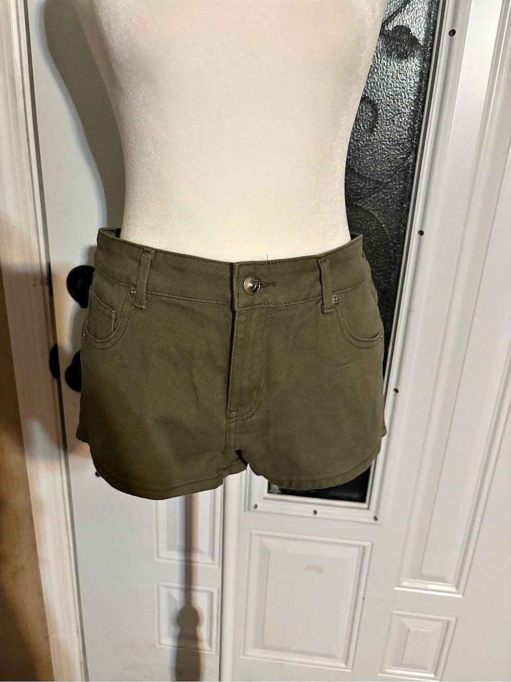 Cargo Shorts in Green Size 8